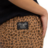 Pantalon femme fluide en viscose imprimée léopard badge métal Karin